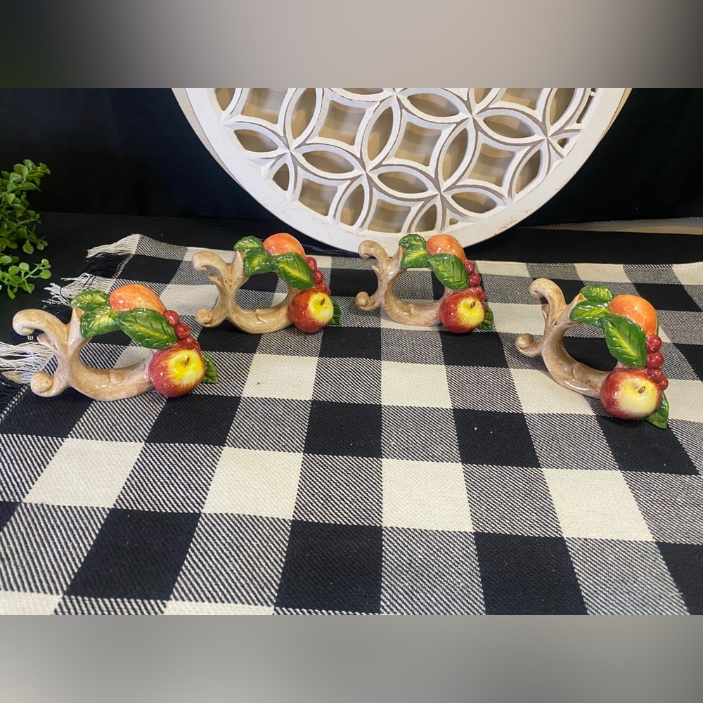 Noritake Royal Hunt Napkin‎ Rings Set - Red and Green